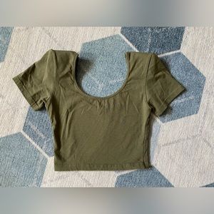 Monroe Woman NWOT Olive Green Cotton Crop Tshirt with Shoulder Pads